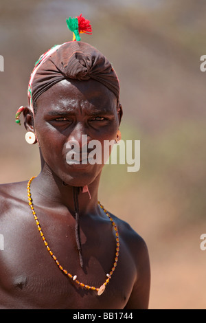 Samburu Moran ou guerrier dans le désert du nord du Kenya Banque D'Images
