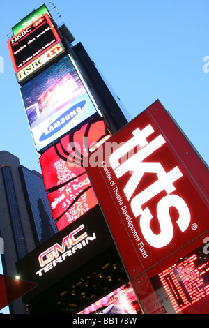 Billets TKTS booth signe sur Times Square avec panneau d'avertissement dans l'arrière-plan Banque D'Images