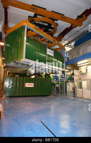 Conteneur de déchets envac tenue en roulant à une station de transfert Banque D'Images