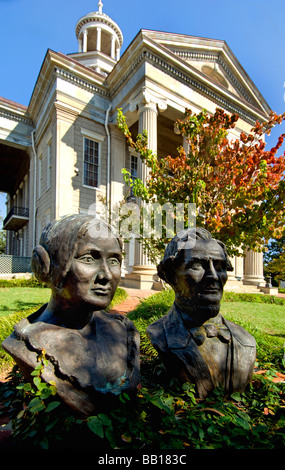 Statue de Jefferson Davis et son épouse Varina sur le terrain de l'Warren County Courthouse à Vicksburg, Mississippi Banque D'Images