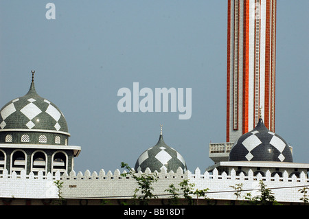 Bénin, Cotonou. Dômes de la mosaïque d'une mosquée et de son minaret, en Afrique, avec le golden symboles de l'islam à son sommet (RF) Banque D'Images