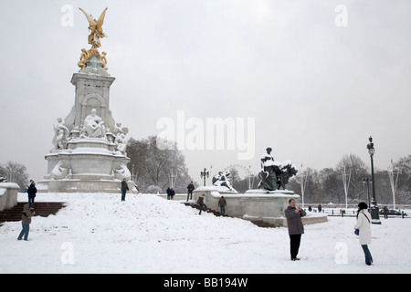 Queen Victoria Memorial en face de Buckingham Palace Banque D'Images