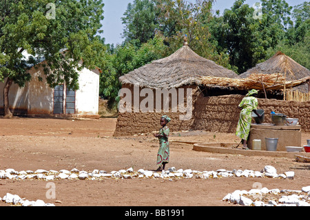 Cameroun, Gayak. Scène de village africain traditionnel, une femme tirant de l'eau d'un puits Banque D'Images