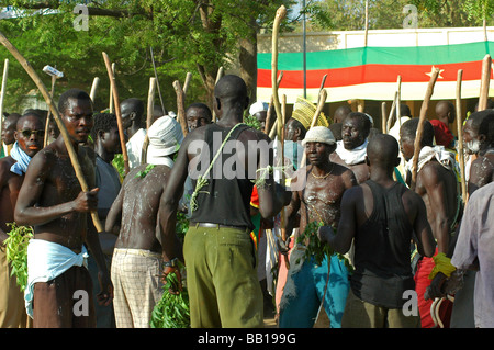Cameroun, Maga. Groupe d'hommes d'Afrique se sont réunis pour une célébration, tenant un bâton en bois Banque D'Images