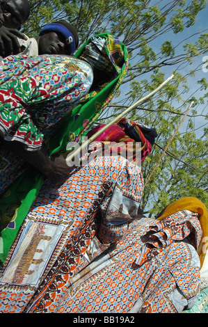 Cameroun, Maga. Groupe d'hommes portant des africains de l'Afrique de tenues traditionnelles colorées se tenant dans la ligne (RF) Banque D'Images