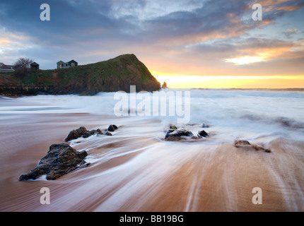 Les vagues au coucher du soleil Hope Cove South Hams Devon, Angleterre Janvier 2009 Banque D'Images