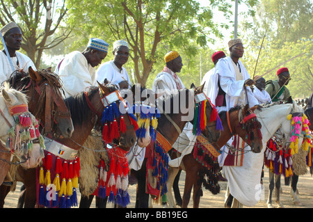 Cameroun, Maga. Groupe d'hommes africains habillés en blanc longue robes sabres traditionnels holding Banque D'Images