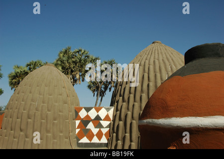 Cameroun, Pouss. Maisons traditionnelles en forme d'obus dans le nord du Cameroun, dans le village de pouss. (RF) Banque D'Images