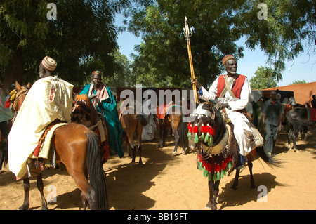 Cameroun, Pouss. Groupe d'hommes africains habillés en blanc longue robes sabres traditionnels holding Banque D'Images