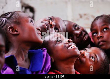 République du Congo, Brazzaville. Groupe de garçons et filles d'Afrique et souriant au plafond regardant amusé à Banque D'Images