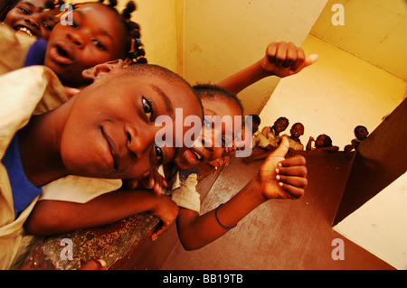 République du Congo, Brazzaville. Groupe d'écoliers et écolières africaines dans leur uniforme scolaire brun Banque D'Images
