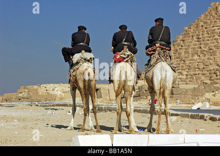 L'Egypte, à Gizeh. Trois policiers dans leur uniforme noir Banque D'Images