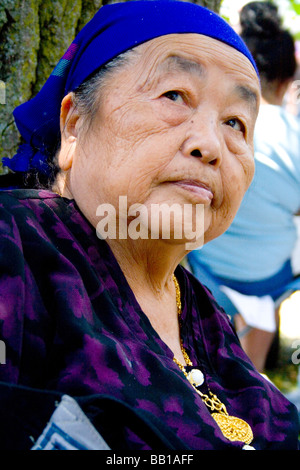 Portrait of mature woman enjoying asiatique Hmong Hmong festivités Sports Festival McMurray Domaine St Paul Minnesota USA Banque D'Images