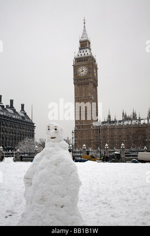 Bonhomme de neige en face de Big Ben, London Banque D'Images