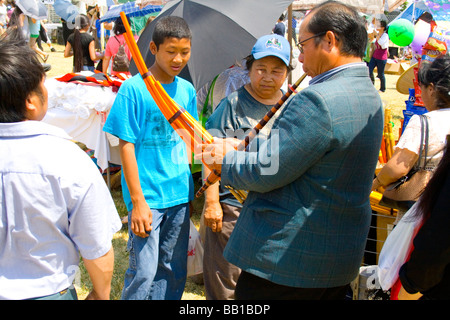 Musicien jouant de la Flûte en bois traditionnelle en Asie. Sports Festival Hmong McMurray Domaine St Paul Minnesota USA Banque D'Images