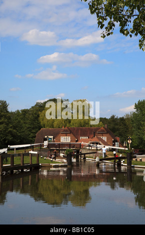 Pyrford lock sur la rivière wey à Surrey navigation Banque D'Images