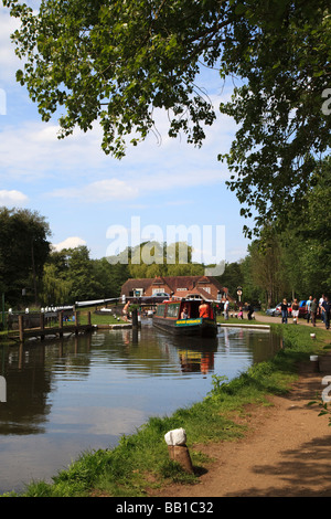 Un bateau laissant pyrford verrou sur la rivière wey à Surrey navigation Banque D'Images