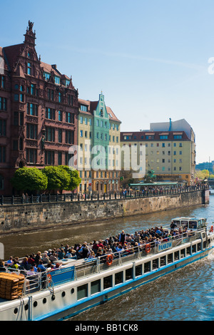 Bateau visite guidée sur la Spree à Berlin, Allemagne. Banque D'Images