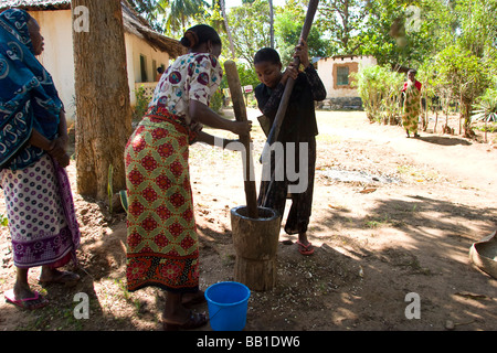 Le broyage du maïs, Takaungu femmes, au Kenya. Banque D'Images