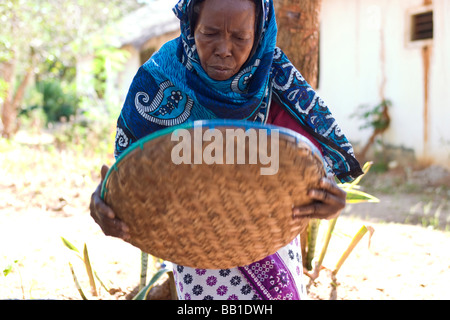 Le broyage du maïs, Takaungu femmes, au Kenya. Banque D'Images