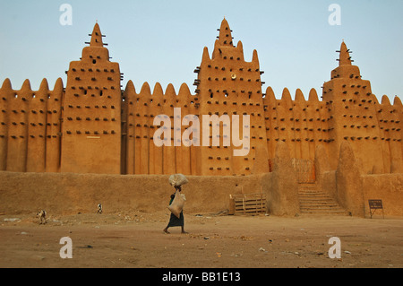 MALI, Djenné. La mosquée de Djenné en terre : le plus grand bâtiment en terre du monde (RF) Banque D'Images