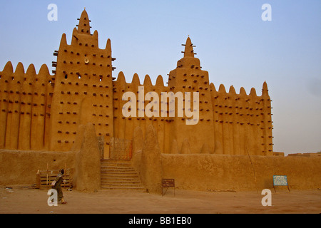 MALI, Djenné. La mosquée de Djenné en terre : le plus grand bâtiment en terre du monde (RF) Banque D'Images