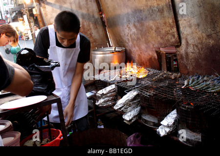 Personnes dans un restaurant de fruits de mer à Yaowarat road , le quartier chinois de Bangkok , Thaïlande Banque D'Images