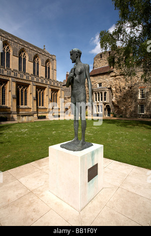 UK Bury St Edmunds Suffolk statue de St Edmund par Dame Elisabeth Frink a commandé 1974 Banque D'Images