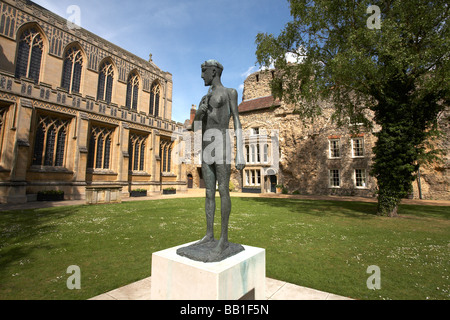 UK Angleterre Suffolk Bury St Edmunds Suffolk statue de St Edmund par Dame Elisabeth Frink Banque D'Images