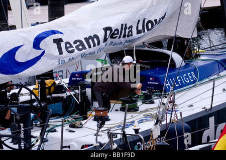 Volvo Ocean Race 2008-2009. Membre de l'équipage de "Team Delta Lloyd' fonctionne le treuil de pont dans le port de Boston. Banque D'Images