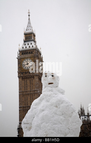 Bonhomme de neige en face de Big Ben, London Banque D'Images