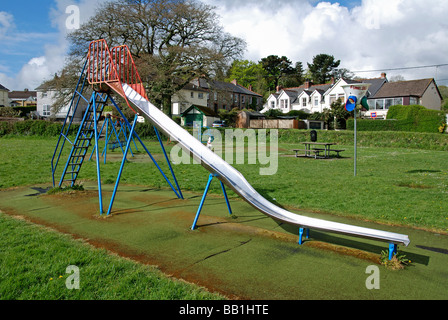 Une diapositive vide dans une aire de jeux pour enfants à Cornwall, uk Banque D'Images