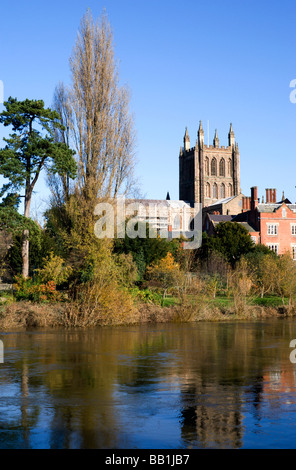 Rivière Wye et cathédrale, Hereford, Herefordshire. Banque D'Images