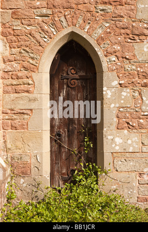 UK Angleterre Gloucestershire Forêt de Dean Newland All Saints Church exterior petite porte prêtres Banque D'Images