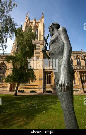 UK Angleterre Suffolk Bury St Edmunds Cathédrale St Edmundsbury et statue de St Edmund par Dame Elisabeth Frink Banque D'Images