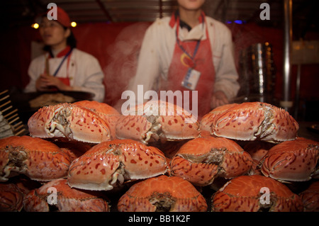 Les crabes vapeur au marché de nuit à Beijing Banque D'Images