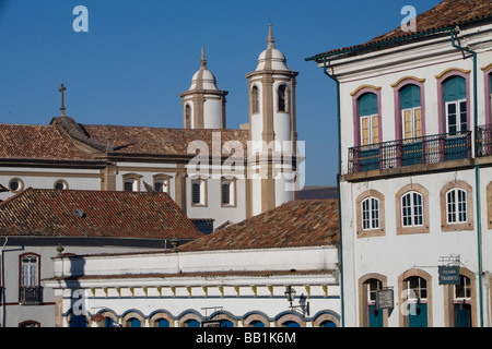 Les bâtiments coloniaux colorés et d'étroites rues pavées d'Ouro Preto, Brésil. Banque D'Images