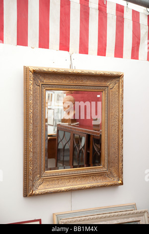 Miroir antique au marché d'antiquités Neuchâtel Suisse Banque D'Images