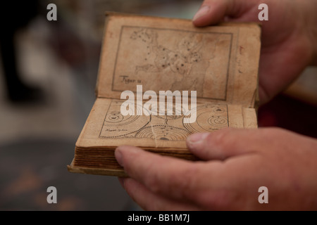 Le vendeur livre la tenue d'un livre ancien sur le marché d'antiquités Neuchâtel Suisse Banque D'Images