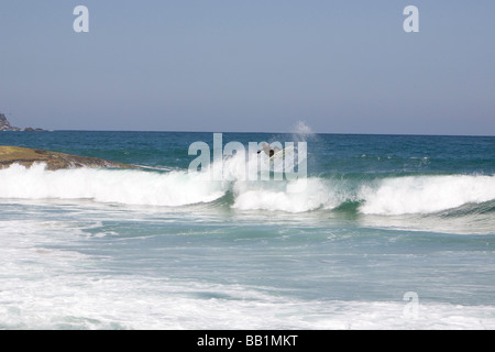 Les surfeurs sur la plage au Brésil. Banque D'Images