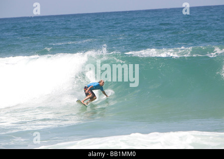 Les surfeurs sur la plage au Brésil. Banque D'Images