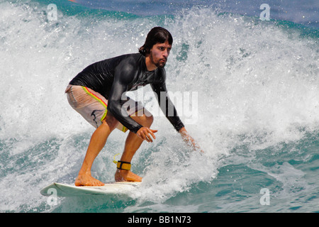 Surfer une vague au large de Maui Beach okipa Ho USA Banque D'Images