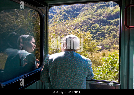 Montres femmes Amish scenery rendez par à bord du train, Copper Canyon El Chepe, au Mexique Banque D'Images