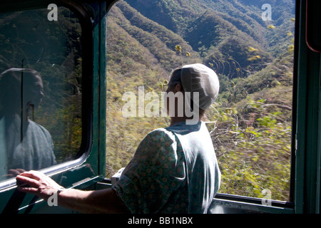 Montres femmes Amish scenery rendez par à bord du train, Copper Canyon El Chepe, au Mexique Banque D'Images