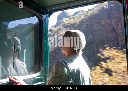 Montres femmes Amish scenery rendez par à bord du train, Copper Canyon El Chepe, au Mexique Banque D'Images