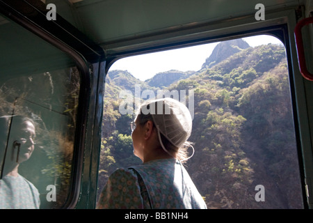 Montres femmes Amish scenery rendez par à bord du train, Copper Canyon El Chepe, au Mexique Banque D'Images