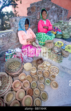 Tarahumara Native Indian Women s'asseoir avec paniers tissés qu'elle fabrique et vend aux touristes Divisadero, Copper Canyon, Mexique Banque D'Images