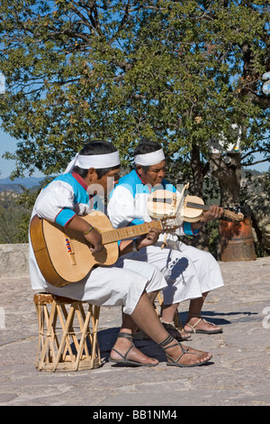 Les Indiens Tarahumara jouer du violon dans le rendement pour les touristes dans la région de Copper Canyon Mexique Banque D'Images