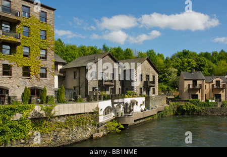 L'hôtel Whitewater, donnant sur la rivière Leven, Backbarrow, Parc National de Lake District, Cumbria, Angleterre, Royaume-Uni Banque D'Images