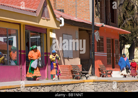 Tarahumara native Indian women à pied de la rue principale de Creel, une ville dans la région de Copper Canyon du Mexique Banque D'Images